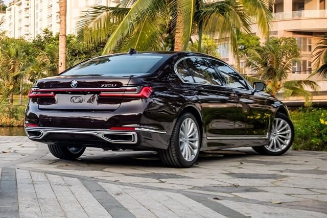 BMW 730Li View 2