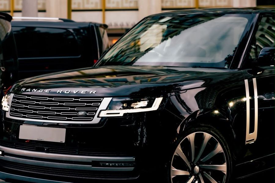 Black Range Rover chauffeur SUV outside a London hotel
