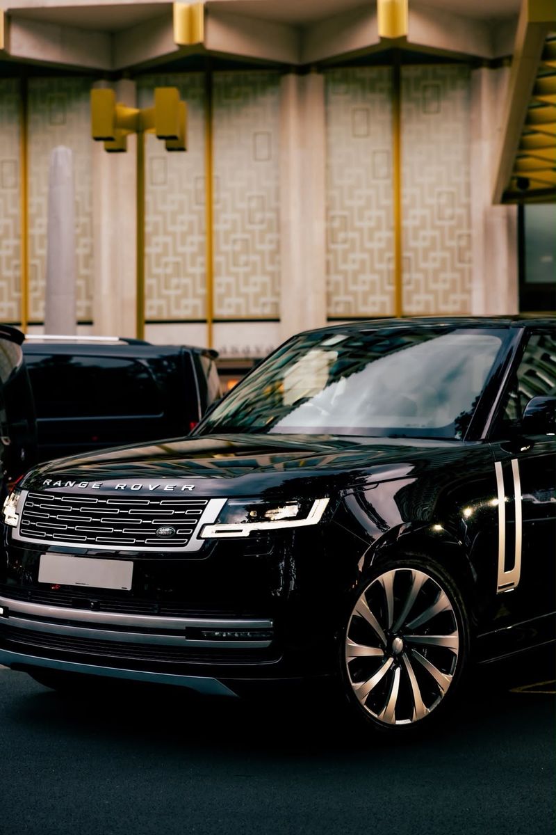 Black Range Rover chauffeur SUV outside a London hotel
