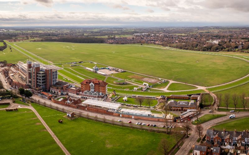 Luxury chauffeur service to Cheltenham Racecourse
