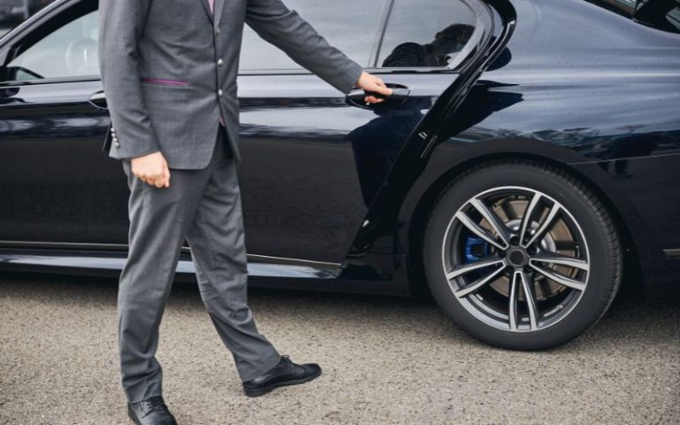 Why Travellers Choose Chauffeurs Over Ride-Hailing Apps