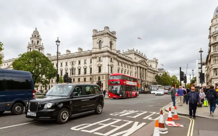 London Executives Choose Chauffeur Services for Business Travel